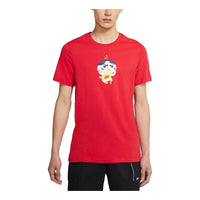 تيشيرت رياضي محبوك بأكمام قصيرة مطبوع عليه رسوم متحركة من Nike Sportswear مقاس كبير باللون الأحمر DD1323-657