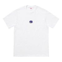 تي شيرت Supreme FW18 بغطاء زجاجة أبيض بشعار SUP-FW18-031