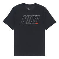 تي شيرت رجالي رياضي سريع الجفاف وجيد التهوية للتدريب بأكمام قصيرة من Nike بلون سادة وأحرف أبجدية باللون الأسود DM6256-010
