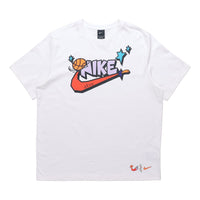 بلوفر كرة سلة Nike مطبوع عليه شعار كرة السلة، بأكمام قصيرة وياقة دائرية، أبيض DD9373-100