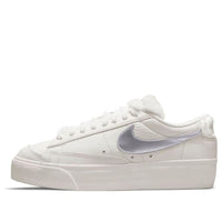 (WMNS) حذاء Nike Blazer منخفض النعل من فرو الشيربا الصناعي DO8993-100