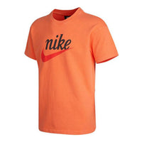 تيشيرت رياضي رجالي من Nike Sportswear Heritage Essentials مطبوع عليه شعار رياضي محبوك بأكمام قصيرة باللون البرتقالي DA0034-842