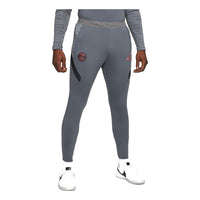 بنطال رياضي ضيق للرجال من Nike بلون سادة مطبوع عليه شعار الشركة، لون رمادي DB6928-025