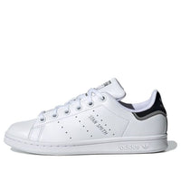 (GS) حذاء Stan Smith J من adidas Originals باللونين الأبيض والأسود والرمادي H05043