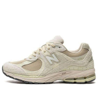 حذاء New Balance 2002R ASOS الحصري باللون الأخضر الفاتح M2002RAL