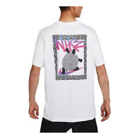 تي شيرت Nike Sportswear بشعار خلفي ونمط تجريدي أبجدي ورقبة دائرية وأكمام قصيرة، أبيض DQ1408-100
