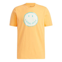 تيشيرت adidas neo M Smly 1 مطبوع عليه وجه مبتسم، رياضي برقبة دائرية وأكمام قصيرة، برتقالي وأصفر GP5780