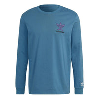 تي شيرت رجالي من adidas originals مطبوع عليه شعار adidas originals برقبة دائرية وأكمام طويلة باللون الأزرق HM2488