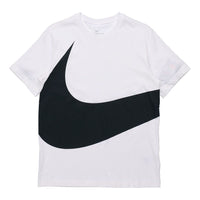 شعار Nike Sportswear Swoosh بأكمام قصيرة كبيرة باللون الأبيض CW4305-103