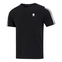 تي شيرت رجالي adidas neo بلون سادة وشعار مخطط ورياضي كاجوال برقبة دائرية وأكمام قصيرة باللون الأسود HN8779
