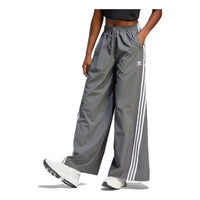 (WMNS) بنطال رياضي Adilenium كبير الحجم من adidas originals باللون الرمادي IV9317