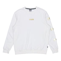 بلوفر رياضي كاجوال برقبة دائرية مطبوع عليه شعار PUMA Holiday باللون البرونزي، أبيض 586348-02