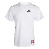 بلوفر Nike KMA 20 مطبوع برقبة دائرية وأكمام قصيرة أبيض CV1088-100