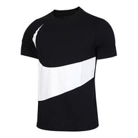 شعار Nike Sportswear Swoosh بأكمام قصيرة كبيرة باللون الأسود CW4305-010