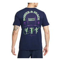 تيشيرت Nike Dri-FIT رياضي للتدريب بأكمام قصيرة مطبوع عليه أبجدية مرحة باللون الأسود والأزرق DM5681-498