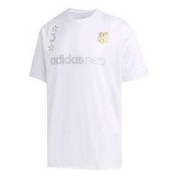 تي شيرت رجالي رياضي adidas neo مطبوع عليه شعار neo، برقبة دائرية وأكمام قصيرة، باللون الأبيض، EI4518