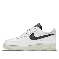 (WMNS) Nike Air Force 1 '07 SE 'حقيبة صوف معاد تدويرها - أبيض وأسود' DA6682-100
