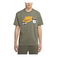 قميص رياضي Nike Sportswear مطبوع عليه شعار، بياقة دائرية وأكمام قصيرة، أصفر CZ4662-380