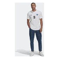 تيشيرت رياضي بأكمام قصيرة مطبوع عليه رقم صغير من adidas Lil Number TM، لون أبيض GN6917