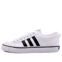 حذاء تزلج adidas General Nizza باللونين الأبيض والأسود AQ1066