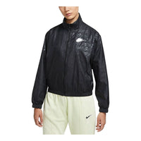 (WMNS) جاكيت رياضي فضفاض منسوج بشعار Nike Sportswear مطبوع بالكامل باللون الأسود DD5787-010