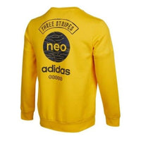بلوفر رجالي من adidas neo بشعار ورقبة دائرية وأكمام طويلة باللون الأصفر HC9691